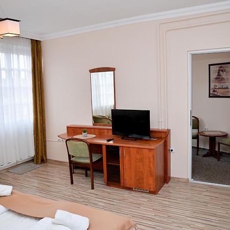 Major Panzio Es Etterem Bed & Breakfast ไฮจ์ดุสโซบอสโล ภายนอก รูปภาพ