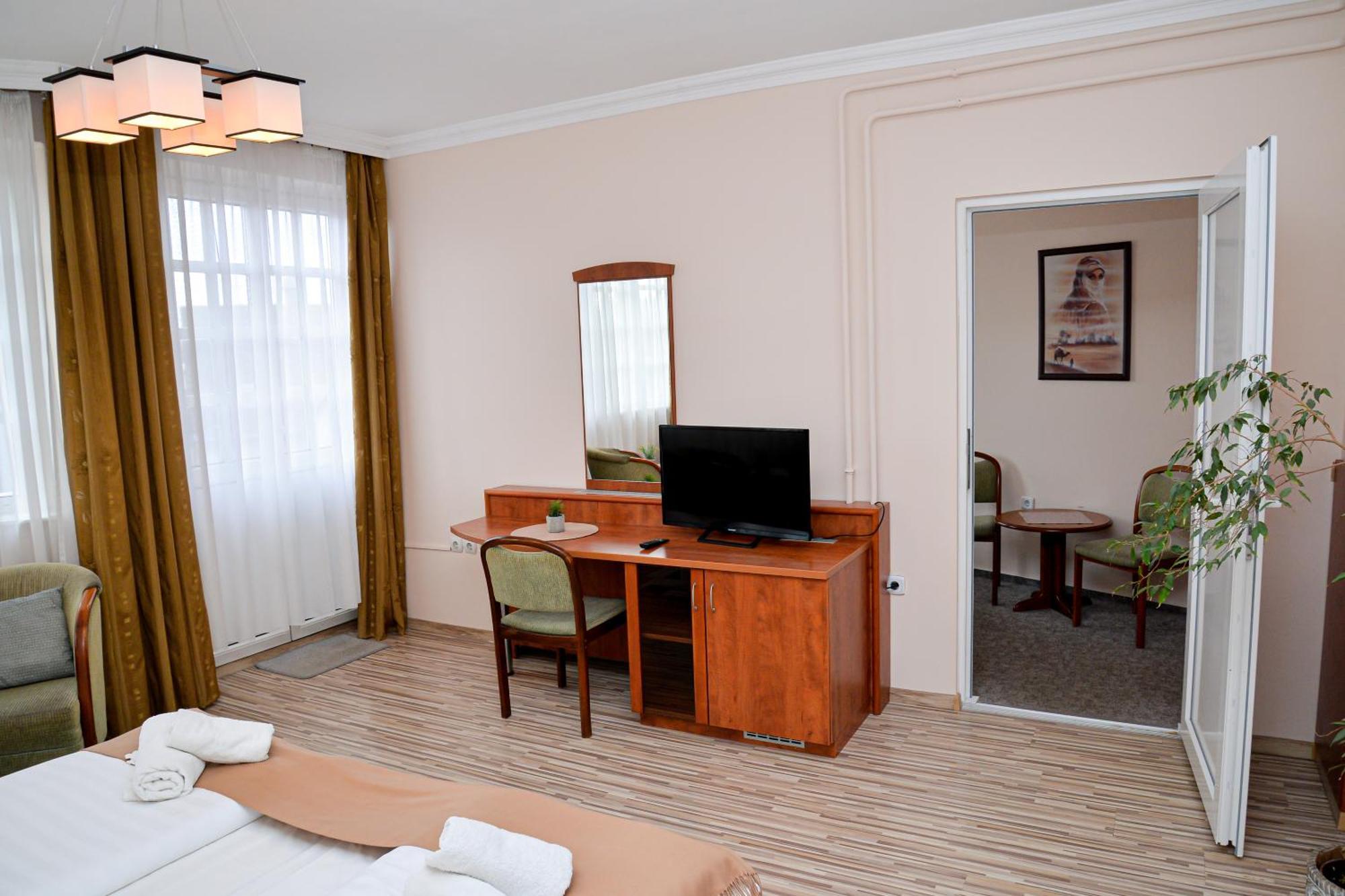 Major Panzio Es Etterem Bed & Breakfast ไฮจ์ดุสโซบอสโล ภายนอก รูปภาพ