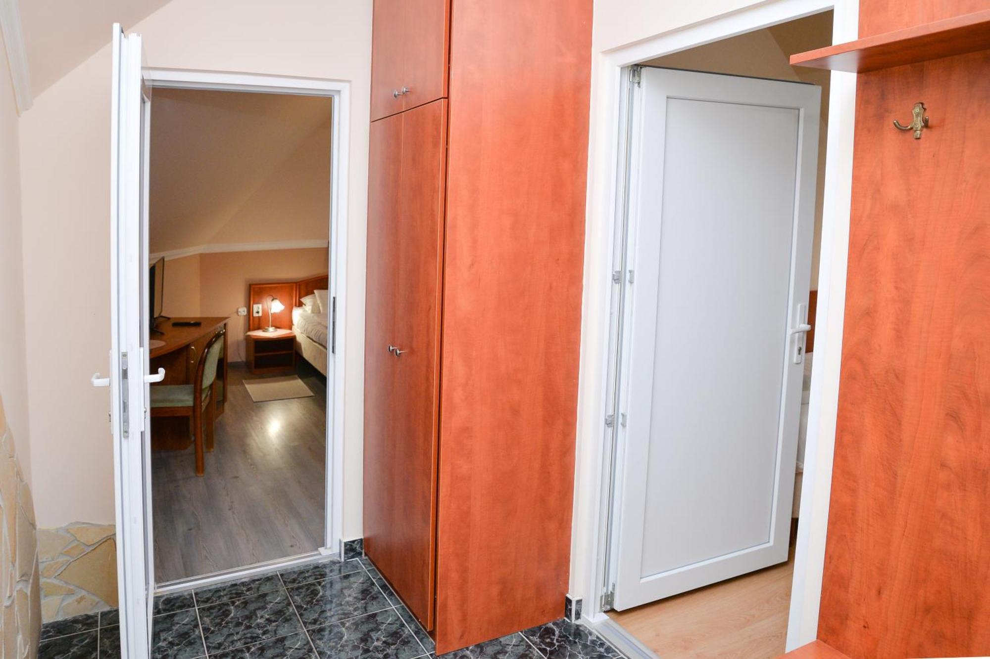 Major Panzio Es Etterem Bed & Breakfast ไฮจ์ดุสโซบอสโล ภายนอก รูปภาพ
