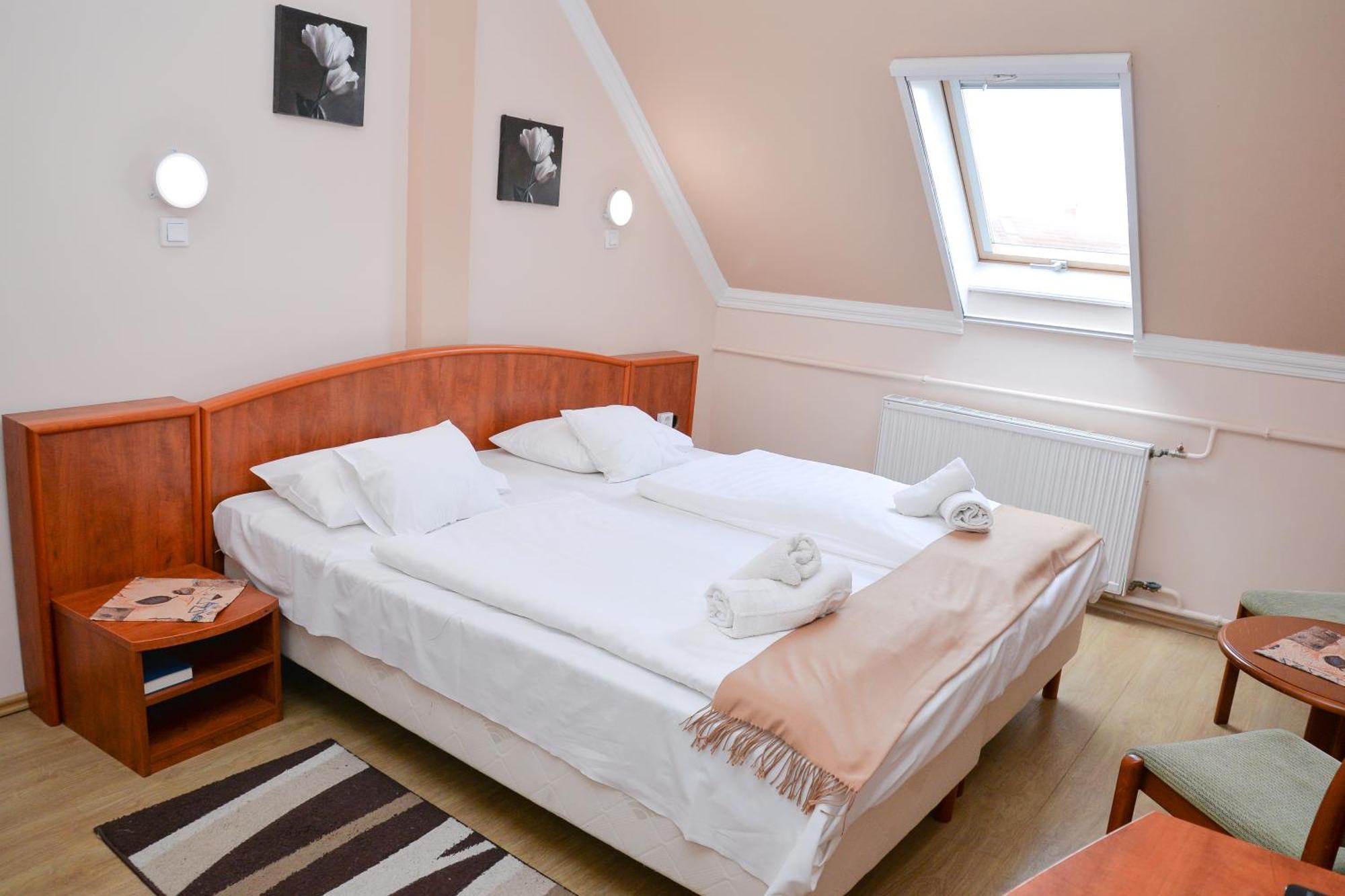 Major Panzio Es Etterem Bed & Breakfast ไฮจ์ดุสโซบอสโล ภายนอก รูปภาพ