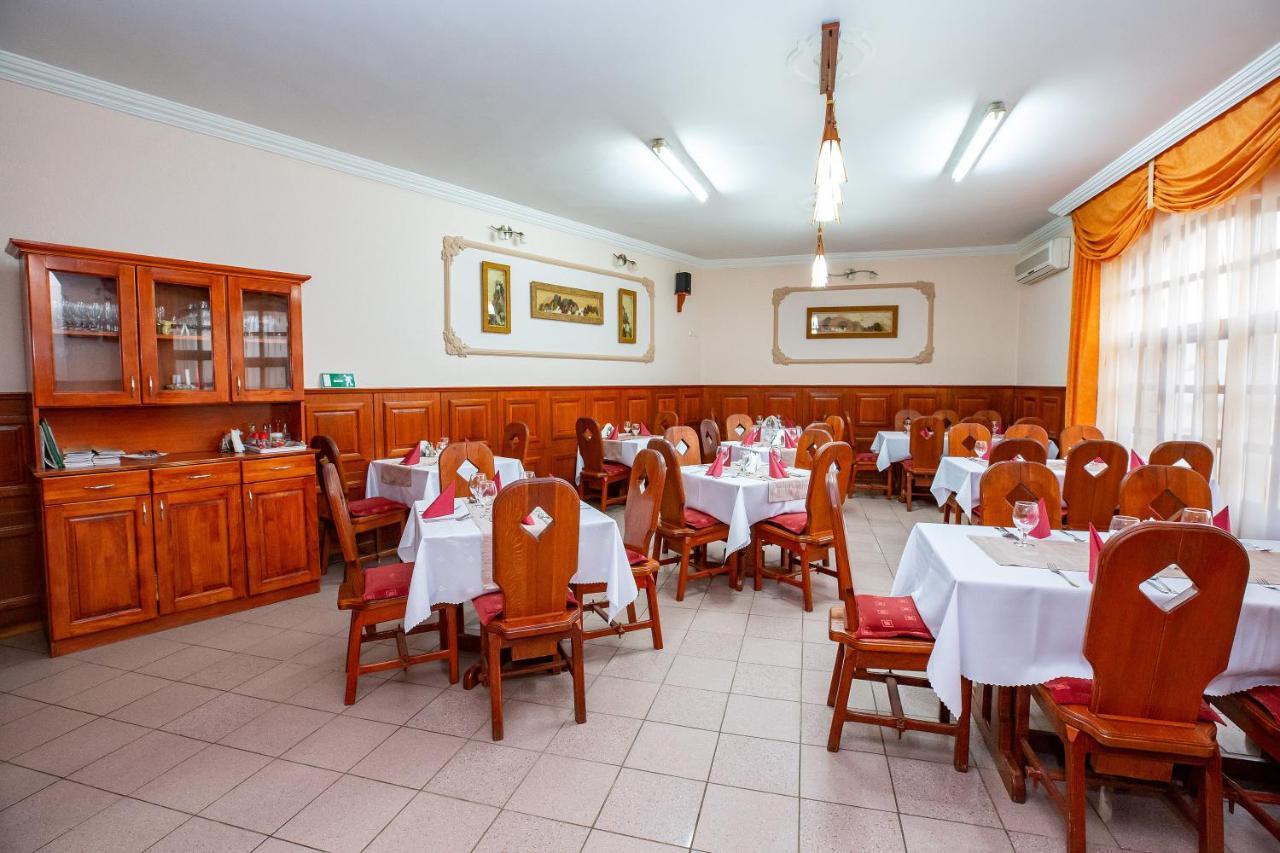 Major Panzio Es Etterem Bed & Breakfast ไฮจ์ดุสโซบอสโล ภายนอก รูปภาพ
